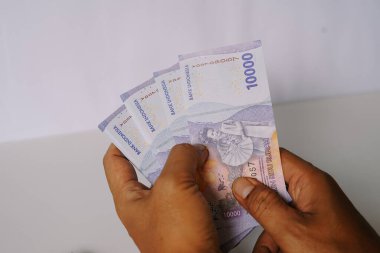 Endonezya Rupiah banknotlarını gösteren yakın plan çekimler. Endonezya 'da finans, ekonomi, iş dünyası, zenginlik, yatırım ve ödemeyle ilgili kavramlar
