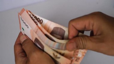 Endonezya Rupiası, Mali İşlemler ve Para İdaresi