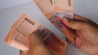 Endonezya Rupiası, Beş bin Banknota İşlem ve Finans