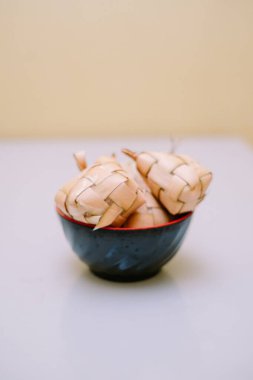 Güneydoğu Asya 'da geleneksel pirinç hamuru olan ketupat, bir kasede servis ediliyor. Bu örülmüş palmiye yaprağı kesesi bayram mübarek gibi bayram kutlamalarında popüler bir yemektir. Endonezya kültürünün ve mutfağının sergilendiği bir mutfak zevki.