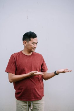 Açık avuçlar sunan kendine güvenen bir adam, ürün yerleştirme ya da konseptinizi sergilemek için ideal. 