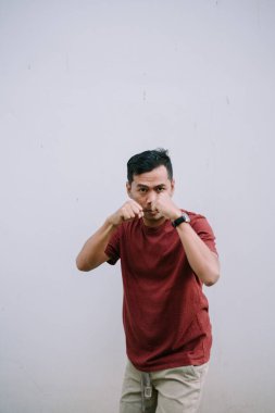 Kendini savunmaya hazır kararlı bir boksör..