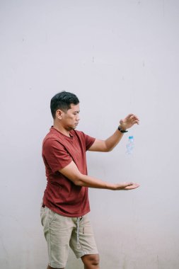 Adam plastik şişe fırlatıyor. Çevresel farkındalığı ve atık kirliliği sorunuyla ilgili endişeleri gösterir