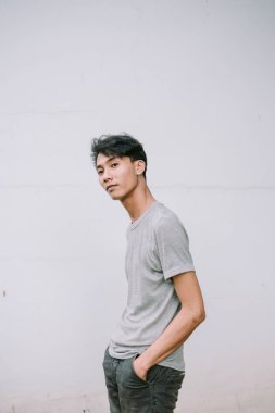 Asyalı bir adamın portresi temiz beyaz bir arka planda.