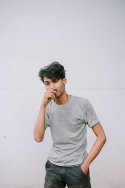 Asyalı bir adamın portresi temiz beyaz bir arka planda.