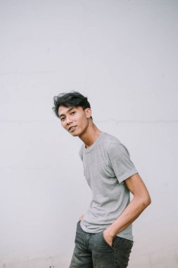 Asyalı bir adamın portresi temiz beyaz bir arka planda.