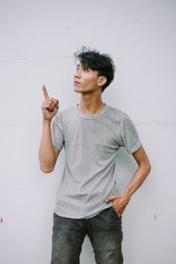 Çekici genç bir adam yukarı bakıyor, gereğinden fazla kopya alanı bırakıyor.