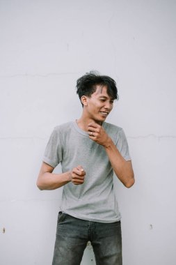 Gülen genç adam. Tarafsız arkaplan ile mutluluk kavramı.