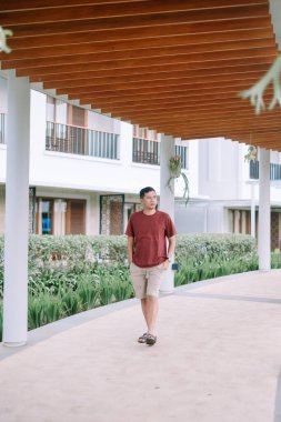 İnsanlar modern tropikal bir tatil köyünde rahat bir yürüyüş yapmayı severler. Tatilleri güzel mimari ortamlarda geçirmek.