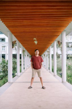 Mimari bir koridorda duran bir adam. Huzurlu sahne.