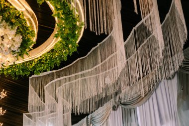 Zarif tavan dekorasyonu, yeşil ışıklar ve kumaş örtüsü, düğün törenleri, resepsiyonlar ve şenlik kutlamaları gibi etkinlikler için mükemmel.