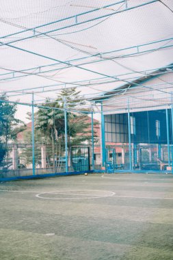 Yapay sahası olan kapalı bir futbol sahası. Yarışma ya da antrenman için sessiz bir saha.
