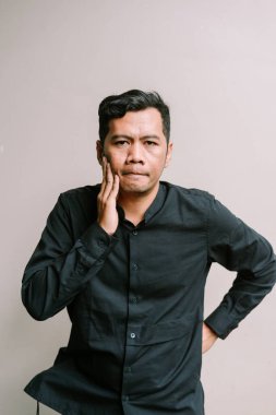 Düşünceli, olgun bir adam tefekkür ederken yüzüne dokunur. Düşünceli ve endişeli görünüyor.