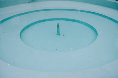 Dairesel yapısı, temiz ve modern tasarımı olan kuru bir çeşmenin minimalist görünümü.