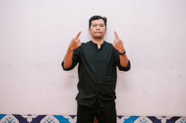 Koyu renk elbiseli adam yukarı bakıyor, yön ve ilgi gösteriyor. Metin için yer.