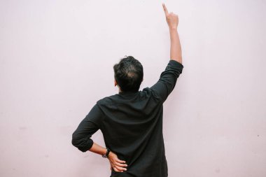 Görünmeyen bir nesneyi ya da konsepti işaret eden bir adam, arzusunu iletir ve odaklanır.