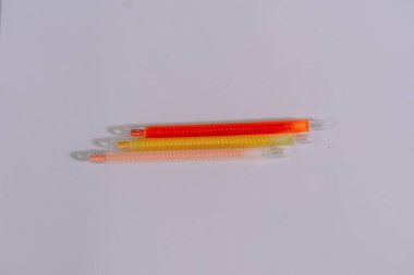 Yiyeceğinizi temiz tutmak için üç renkli plastik torba.