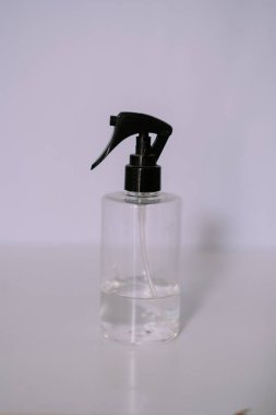 Siyah bir başlığı olan temiz bir sprey şişesinin basit ömrü. Güzellik, temizlik ya da tıbbi kavramlar için idealdir. Minimalist ve temiz tasarım