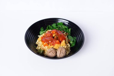 Köfteli, tavuklu ve sebzeli nefis mie ayam noodle çorbası.