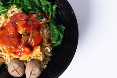 Endonezya tavuklu şehriye, mie ayam, sebze, köfte ve baharatlı sos ile servis edilir..