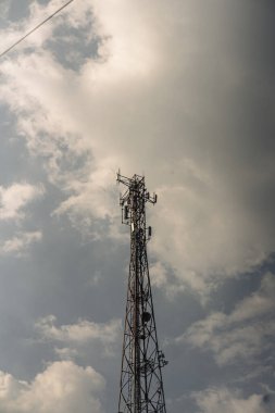 Uzun bir baz istasyonu bulutlu ve dramatik bir gökyüzüne uzanır.. 