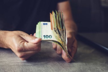 Avro banknotlarını katlayan adamın elleri