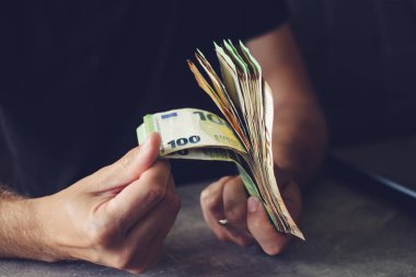 Avro parası sayan adamın elleri