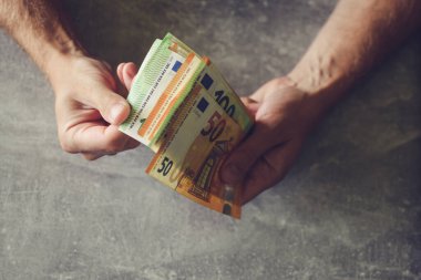 Avro parası sayan adamın elleri