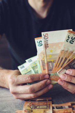 Avro parası sayan adamın elleri