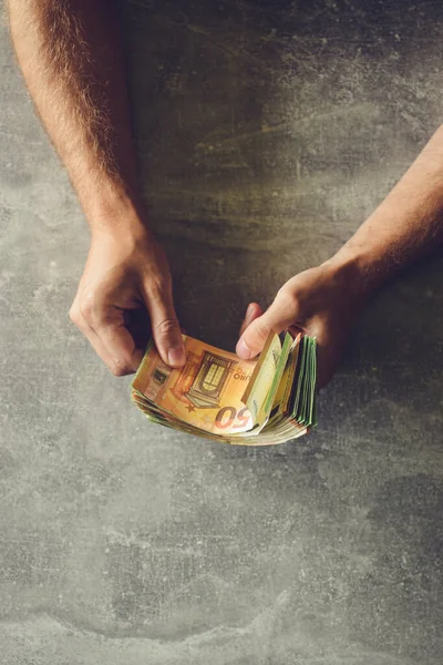 Avro banknotlarını katlayan adamın elleri