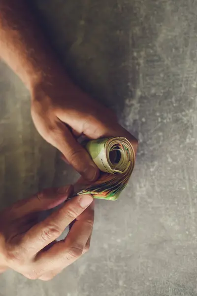 Avro banknotlarını katlayan adamın elleri