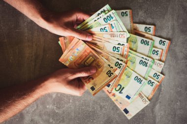 Avro banknotları insanın elinde