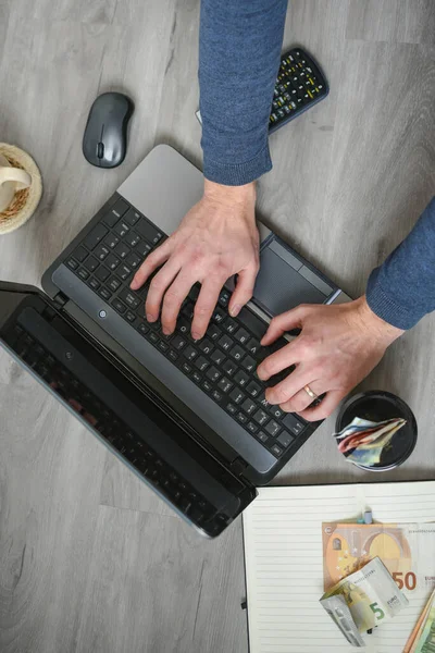 Ofiste çalışan, dizüstü bilgisayar kullanan biri.