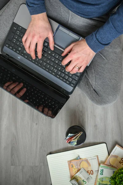 Ofiste çalışan, dizüstü bilgisayar kullanan biri.