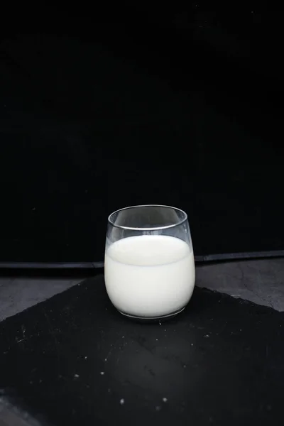 Milchprodukte Auf Schwarzem Hintergrund — Stockfoto