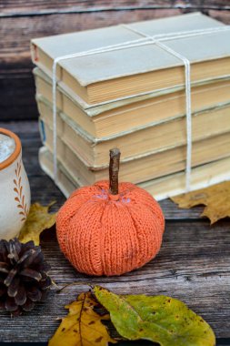 Sıcak baharatlı kahve ve ahşap arka planda bir yığın eski kitap.