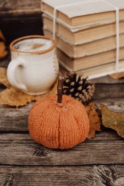 Sıcak baharatlı kahve ve ahşap arka planda bir yığın eski kitap.