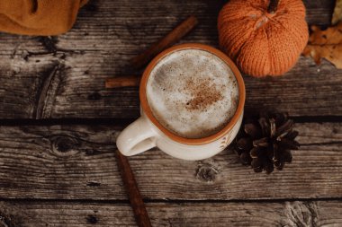 Sıcak baharatlı kahve ve ahşap arka planda bir yığın eski kitap.