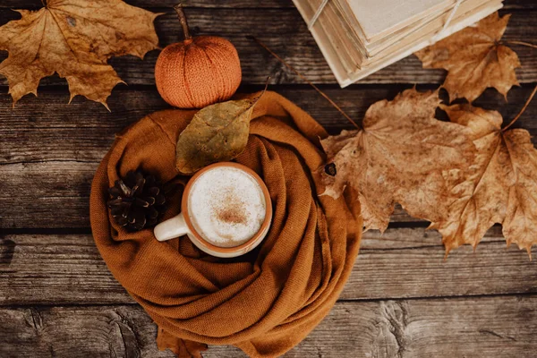 Sıcak baharatlı kahve ve ahşap arka planda bir yığın eski kitap.