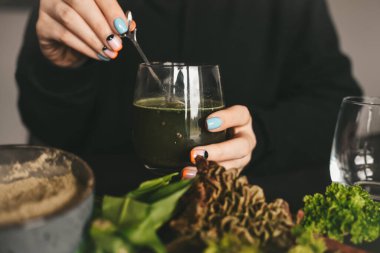 Mutfakta sağlıklı yeşil kokteyl yapıyorum.