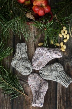 Tombul ve sıcak bebek çorapları koyu ahşap arka plan