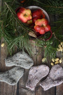 Tombul ve sıcak bebek çorapları koyu ahşap arka plan