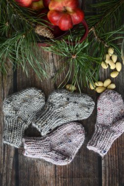 Tombul ve sıcak bebek çorapları koyu ahşap arka plan