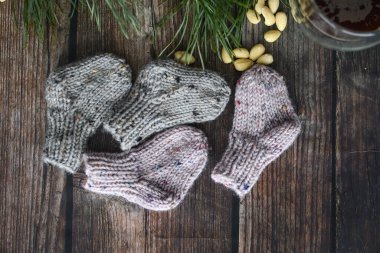 Tombul ve sıcak bebek çorapları koyu ahşap arka plan