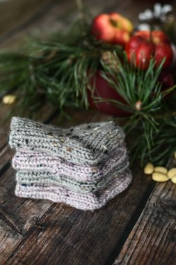 Tombul ve sıcak bebek çorapları koyu ahşap arka plan