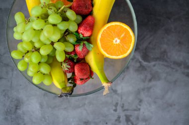 Koyu arkaplanda renkli meyve ve böğürtlen