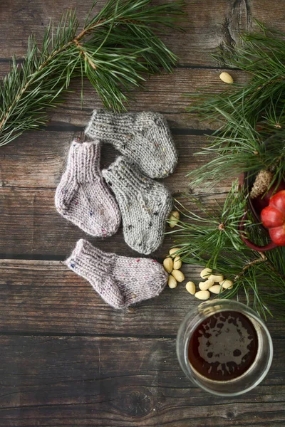 Tombul ve sıcak bebek çorapları koyu ahşap arka plan