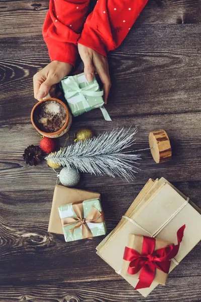 Küçük Noel hediyesini tutan eller