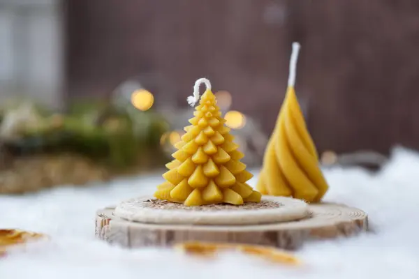 Beyaz arkaplanda arı cilası mumları