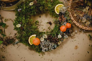 Yosun, kurumuş çiçek ve meyveden yapılmış Advent çelengi.